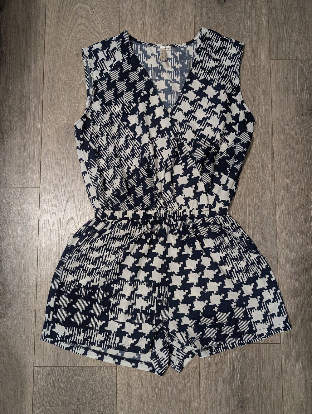 EUC•Navy White Abstract Houndstooth Surplice V-Neck Snap Romper W/Pockets•Small